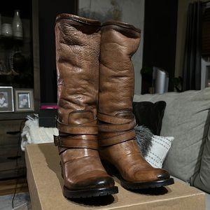 EUC- Freebird Dillon boot size 7- Sherpa boots inside